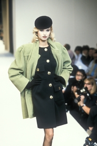 givenchy-hc-fw-1995-1.thumb.jpg.b3b0201e30bd11aa8a13ee875596409a.jpg