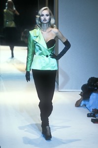 givenchy-hc-fw-1995-7.thumb.jpg.eec3424d600ff3551f1c7ca757d73447.jpg