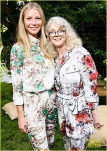 gwyneth-paltrow-matches-her-mom-at-goop-mrkt-party-08.jpg