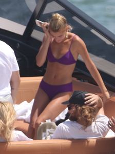 hailey-baldwin-in-bikini-boat-trip-with-joe-jonas-and-wilmer-valderrama-miami-07-07-2017-16.jpg