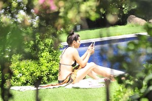 havuz-basinda-romantik-anlar-metin-hara-adriana-lima-1633292.jpg