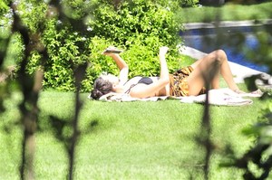 havuz-basinda-romantik-anlar-metin-hara-adriana-lima-1633295.jpg