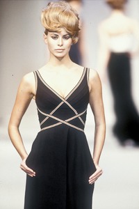 herve-leger-fw-1994-4.thumb.JPEG.0a5b2d57384a7b7fa24f39194dd88107.JPEG