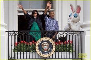 idina-menzel-sings-national-anthem-at-white-house-easter-egg-roll-01.jpg