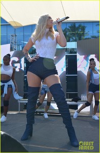 iggy-azalea-miami-performance-02.jpg