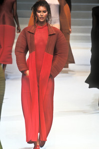 issey-miyake-ss-1995-1.thumb.jpg.c9c6422cd82e3d1e6ce3d2791e19bf88.jpg