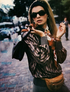 italia_vogue_october_1990_94.thumb.jpg.66ed0196daac73786db873a6d5a8eacc.jpg