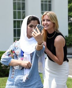 ivanka-trump-with-students-in-front-of-the-west-wing-at-the-white-house-07-20-2017-10.jpg