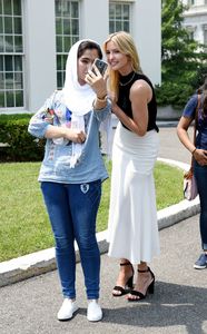 ivanka-trump-with-students-in-front-of-the-west-wing-at-the-white-house-07-20-2017-12.jpg