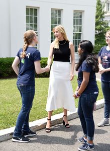 ivanka-trump-with-students-in-front-of-the-west-wing-at-the-white-house-07-20-2017-2.jpg