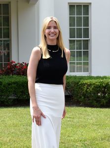 ivanka-trump-with-students-in-front-of-the-west-wing-at-the-white-house-07-20-2017-3.jpg