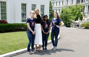ivanka-trump-with-students-in-front-of-the-west-wing-at-the-white-house-07-20-2017-5.jpg