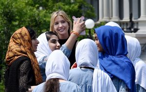 ivanka-trump-with-students-in-front-of-the-west-wing-at-the-white-house-07-20-2017-7.jpg
