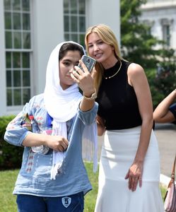 ivanka-trump-with-students-in-front-of-the-west-wing-at-the-white-house-07-20-2017-9.jpg