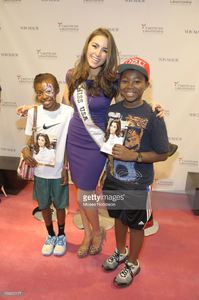 jamekia-bell-olivia-culpo-and-keyon-bell-attends-chinese-laundry-and-picture-id156025177.jpg