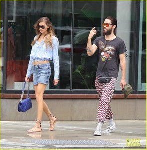 jared-leto-grabs-lunch-with-rumored-girlfriend-valery-kaufman-in-nyc-03.jpg