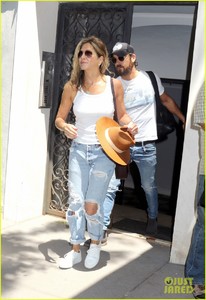 jennifer-aniston-justin-theroux-out-in-nyc-01.jpg