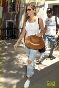 jennifer-aniston-justin-theroux-out-in-nyc-03.jpg