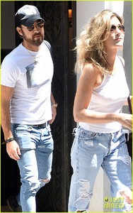 jennifer-aniston-justin-theroux-out-in-nyc-04.jpg