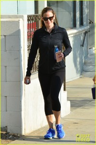 jennifer-garner-emerges-after-reports-confrontation-08.jpg