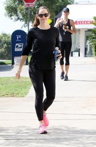 jennifer-garner-in-tights-heading-to-the-gym-in-los-angeles-07-21-2017-6.jpg