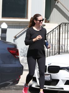 jennifer-garner-in-tights-heading-to-the-gym-in-los-angeles-07-21-2017-8.jpg