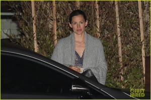 jennifer-garner-steps-out-for-dinner-in-malibu03.jpg