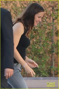 jennifer-garner-throws-on-her-heels-for-mystery-malibu-outing-02.jpg