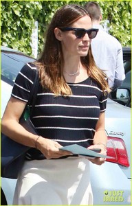 jennifer-garner-wraps-up-the-weekend-with-her-kids-02.jpg