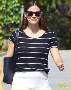 jennifer-garner-wraps-up-the-weekend-with-her-kids-05.jpg