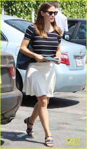 jennifer-garner-wraps-up-the-weekend-with-her-kids-08.jpg