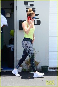 jennifer-lopez-alexander-rodriguez-hit-the-gym-in-miami-01.jpg