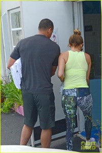 jennifer-lopez-alexander-rodriguez-hit-the-gym-in-miami-02.jpg