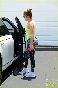 jennifer-lopez-alexander-rodriguez-hit-the-gym-in-miami-05.jpg