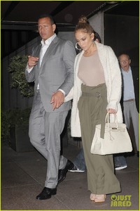 jennifer-lopez-helps-alex-rodriguez-celebrate-his-birthday-01.jpg