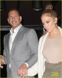 jennifer-lopez-helps-alex-rodriguez-celebrate-his-birthday-02.jpg