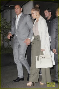 jennifer-lopez-helps-alex-rodriguez-celebrate-his-birthday-03.jpg