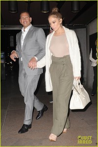 jennifer-lopez-helps-alex-rodriguez-celebrate-his-birthday-05.jpg