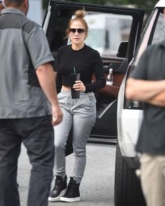 jennifer-lopez-wearing-no-make-up-in-nyc-07-12-2017-3.jpg