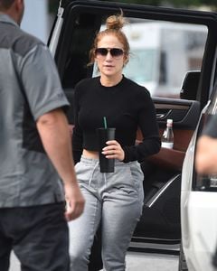 jennifer-lopez-wearing-no-make-up-in-nyc-07-12-2017-4.jpg