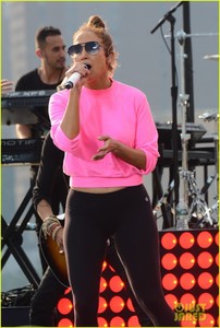 jennifer-lopez-wears-revealing-outfit-for-july-4th-taping-with-alex-rodriguez-07.jpg
