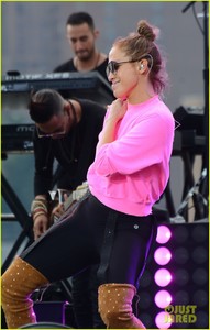 jennifer-lopez-wears-revealing-outfit-for-july-4th-taping-with-alex-rodriguez-09.jpg