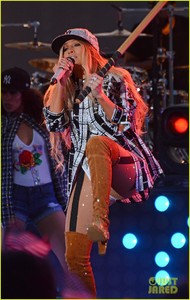 jennifer-lopez-wears-revealing-outfit-for-july-4th-taping-with-alex-rodriguez-10.jpg