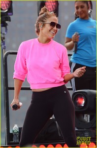 jennifer-lopez-wears-revealing-outfit-for-july-4th-taping-with-alex-rodriguez-33.jpg