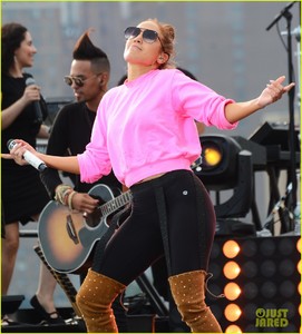 jennifer-lopez-wears-revealing-outfit-for-july-4th-taping-with-alex-rodriguez-35.jpg