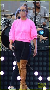 jennifer-lopez-wears-revealing-outfit-for-july-4th-taping-with-alex-rodriguez-36.jpg