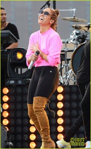 jennifer-lopez-wears-revealing-outfit-for-july-4th-taping-with-alex-rodriguez-38.jpg