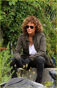 jlo-films-an-arrest-scene-on-set-of-shades-of-blue-05.jpg