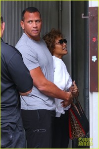 jlo-hits-the-gym-with-arod-in-nyc-03.jpg