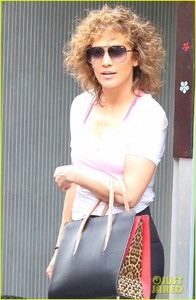 jlo-hits-the-gym-with-arod-in-nyc-06.jpg